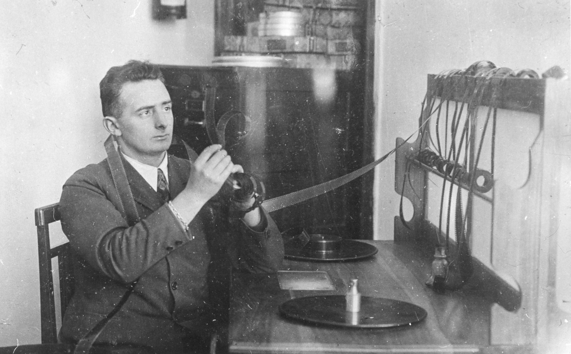 Dziga Vertov editing "Tri pesni o Lenine", 1934