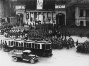 Abbildung zum Tag der Premiere von "Tri pesni o Lenine"