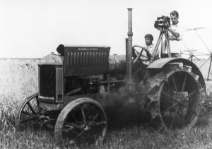 Kaufman bei Aufnahmearbeiten auf einem Traktor