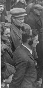 Vertov mit Kopfhörern bei Dreharbeiten zu "Ėntuziazm"