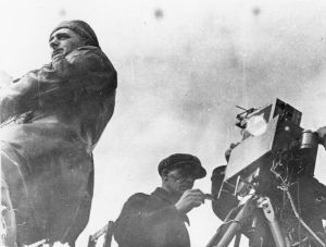 Vertov und Kameramann bei Dreharbeiten zu "Ėntuziazm"