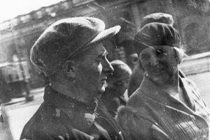 Vertov and Svilova involved in a discussion