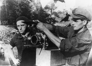 Vertov mit Assistent bei Dreharbeiten zu "Ėntuziazm"