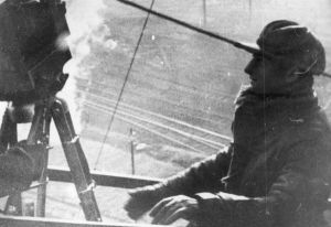 Vertov bei den Aufnahmen in einem Werk bei den Dreharbeiten zu "Ėntuziazm"