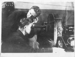 Vertov und Timarcev an einer Tonapparatur bei Dreharbeiten zu "Ėntuziazm"