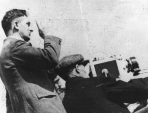 Vertov und Kameramann bei Dreharbeiten zu "Ėntuziazm" oder "Tri pesni o Lenine"