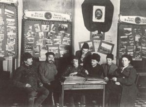 Vertov mit Mitarbeitern der Abteilung für Agitinstruktionszüge