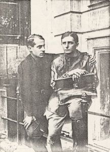 Dziga Vertov und Michail Kaufman sitzend mit Aktentasche