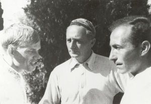 Dziga Vertov im Gespräch mit zwei Männern