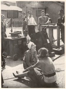 Dziga Vertov in einem Filmstudio in Berlin