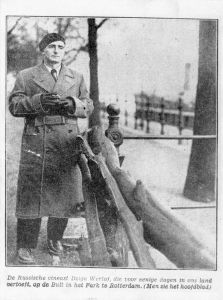 Dziga Vertov in Rotterdam an einem Geländer