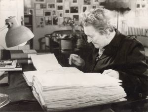 Svilova in ihrer Wohnung in Moskau bei der Arbeit am Vertov-Archiv
