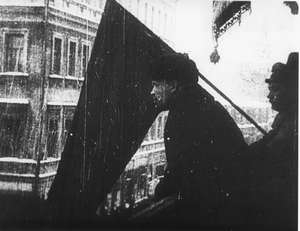 Lenin auf Balkon mit Fahne