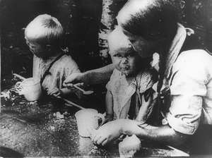 Kleine Pioniere beim Essen