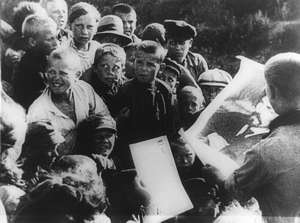 Pioniere betrachten ein Poster mit Lenin