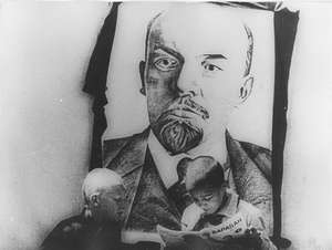 Zwei Pioniere lesen unter Bild Lenins