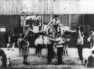 Kinder machen eine Menschenpyramide