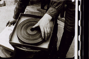 Offene Filmschachtel mit Filmrolle