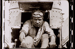 Arbeiter fährt auf Kamera zu