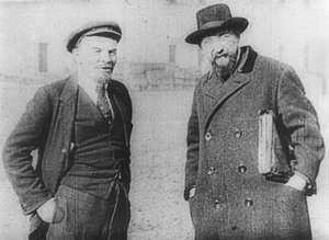 Lenin mit Begleiter