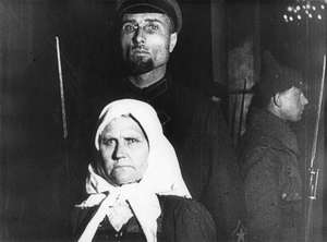 Alte Frau und junger Mann am Sarg von Lenin