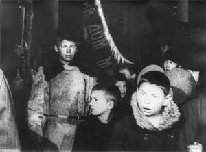 Kinder gehen am Sarg von Lenin vorbei