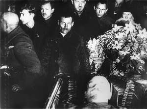 Männer am Sarg Lenins