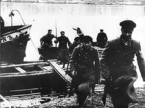 Soldaten verlassen ein Boot