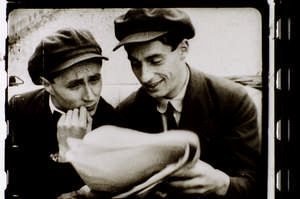 Kaufman mit Kollege im Auto beim Zeitunglesen