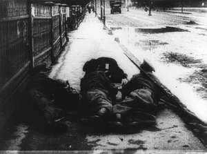 Soldaten liegen auf der Straße