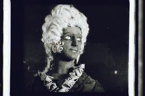 Schaufensterpuppe mit weißer Perücke