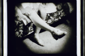 Frau zieht sich Strümpfe an