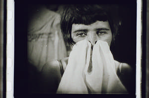 Frau trocknet sich das Gesicht ab