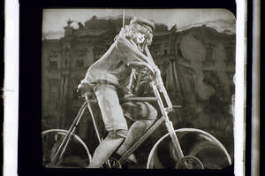 Schaufensterpuppen fahren Rad