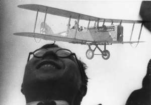 Genosse aus China mit Flugzeug