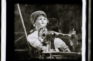 Schaufensterpuppen an der Nähmaschine