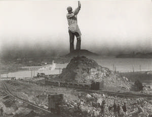 Mann hämmert, darunter Berg - Variante