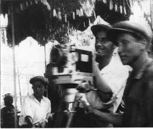 Kaufman auf Karussell beim Filmen