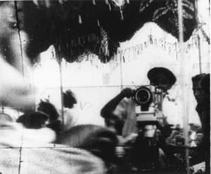 Kaufman auf Karussell beim Filmen rückwärts