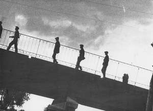 Arbeiter gehen über die Brücke