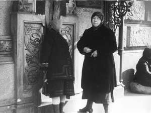 Zwei Frauen beten am Kreuz