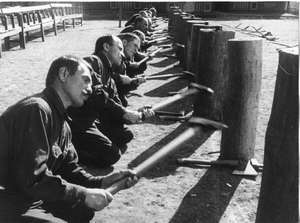 Training der Arbeiter mit Hacke