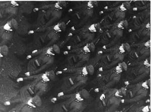 Marschierende Soldaten aus der Vogelperspektive