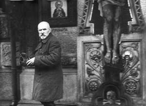 Alter Mann vor Kirche