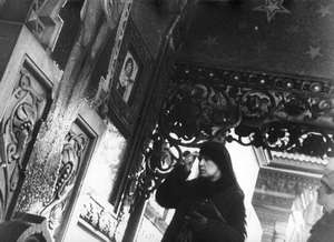 Frau bekreuzigt sich