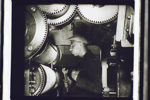 Arbeiter unter den Zahnrädern