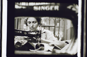 Frau an der Nähmaschine