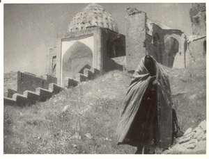 Verschleierte Frau vor Kirche