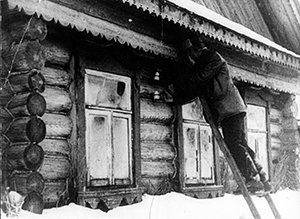 Mann montiert Leitungen