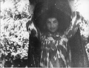 Frau wirft den Schleier ab